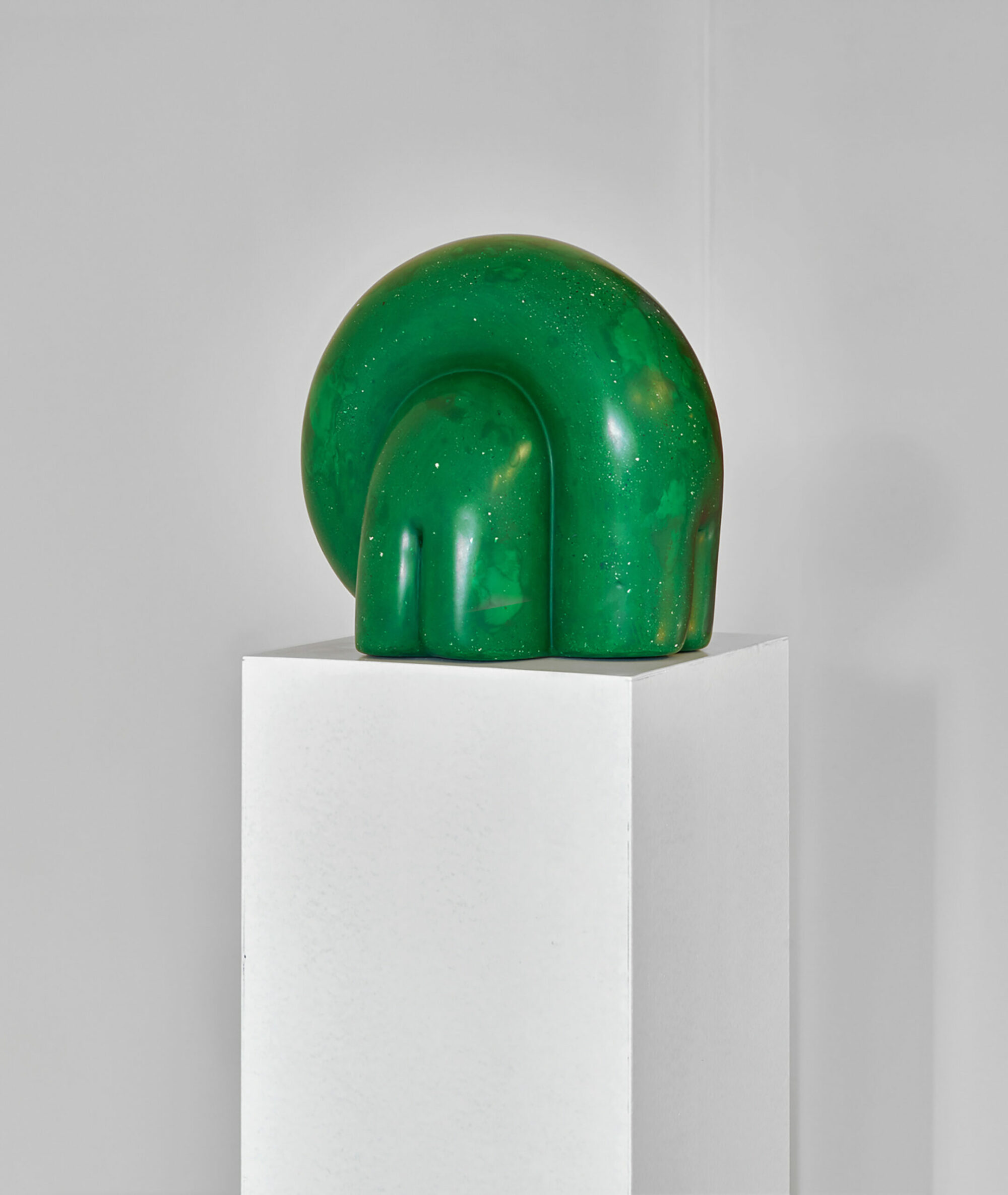 Qui est Bence Magyarlaki, le jeune sculpteur queer exposé chez PARIS-B